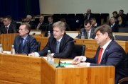 Работа депутатов Думы Советского района 4 созыва.
Слева направо: депутаты Лихушин Ю.Ю., Дрямин А.В., Литвиненко А.В., Пояркин В.А., Хильман А.А.
На заднем плане: в зале представители администрации Советского района и представители общественности. 
